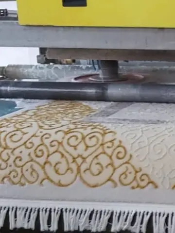 Desenli halı yıkama hattında durulanıyor