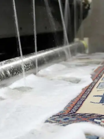 Köpüklü şampuanla halı yıkama