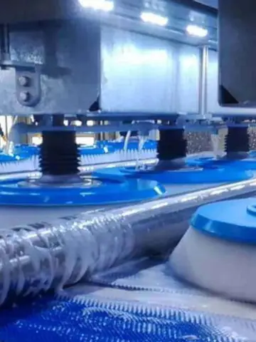 Halı yıkama makinesinin fırçaları halıyı şampuanla yıkıyor